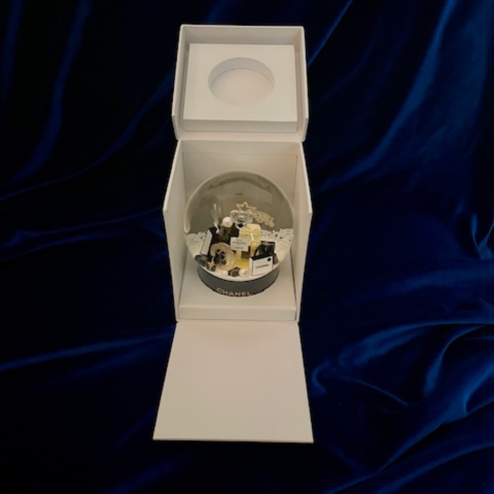 BRAND NEW CHANEL SNOW GLOBE - DECEMBER 2025 - COLLECTORS ITEM - Picture 3 of 12